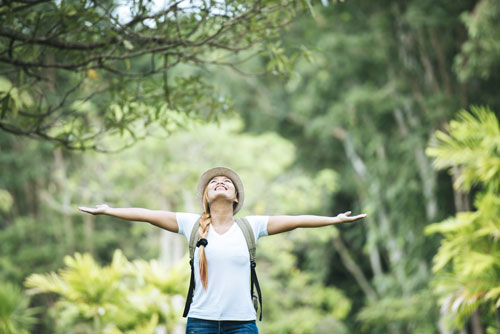 mujer-feliz-naturaleza