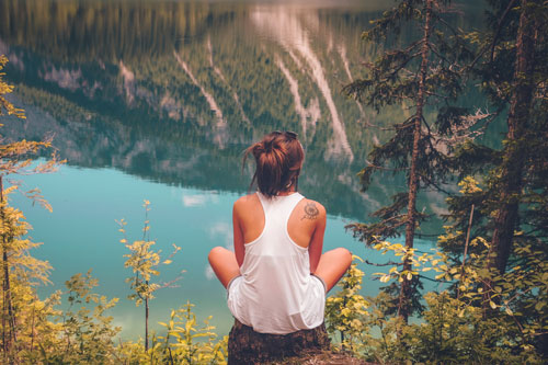 mujer-sintiendo-la-naturaleza