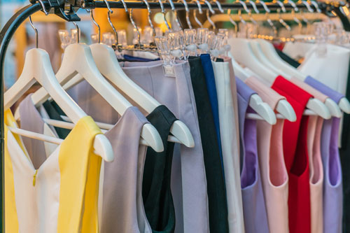 prendas-de-ropa-colgadas-en-percha-destacada