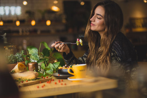 chica-disfrutando-en-restaurante