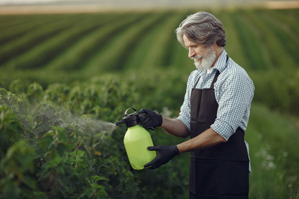 agricultor-fumigando-plantas