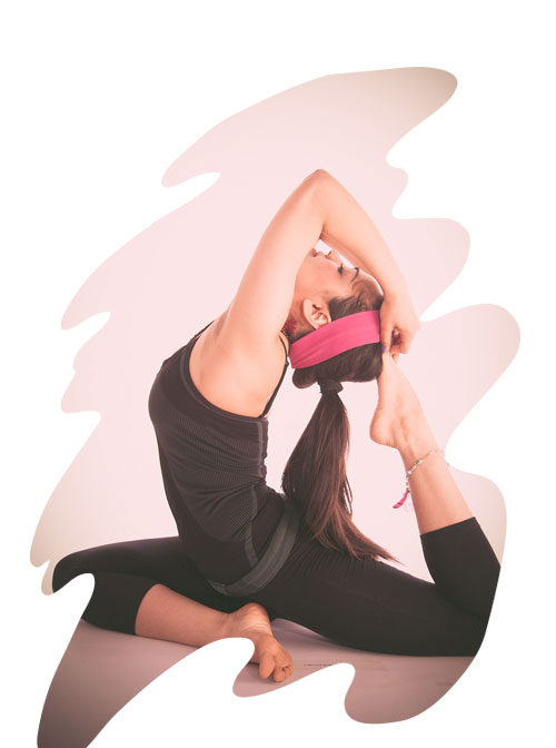 mujer-haciendo-yoga-flexible-forma