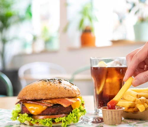 hamburguesa vegana con patatas khambu